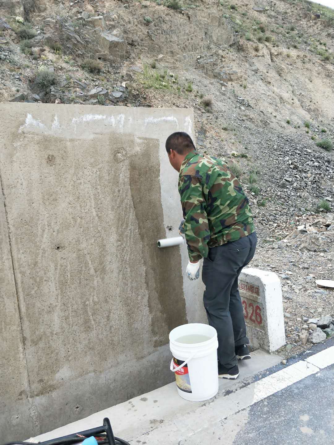 G214国道挡土墙混凝土表面增强剂加固